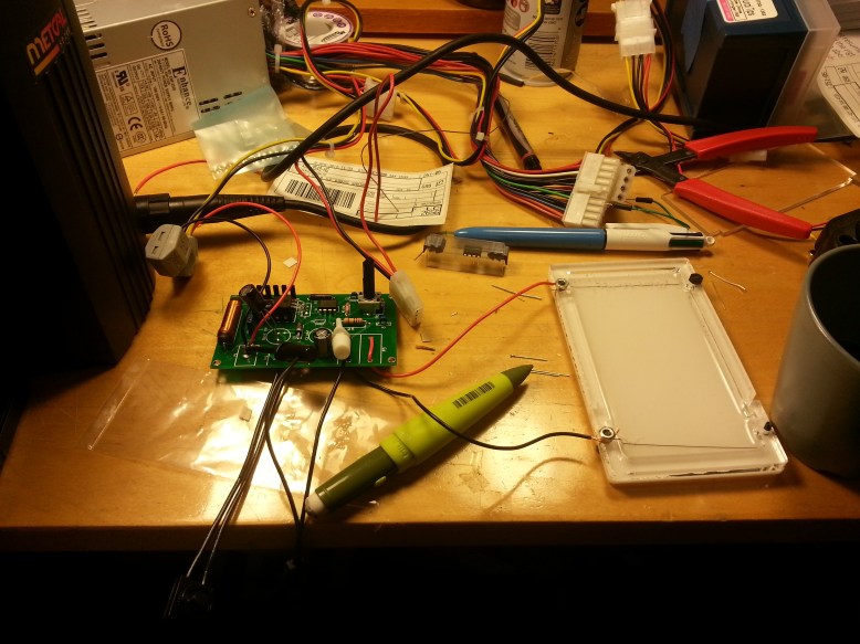 The test-desk. Power supply hooked up to an old gel tray with TBE in it.