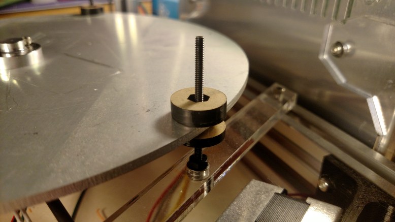 Bed adjuster, with thumb screws above and below the bed.